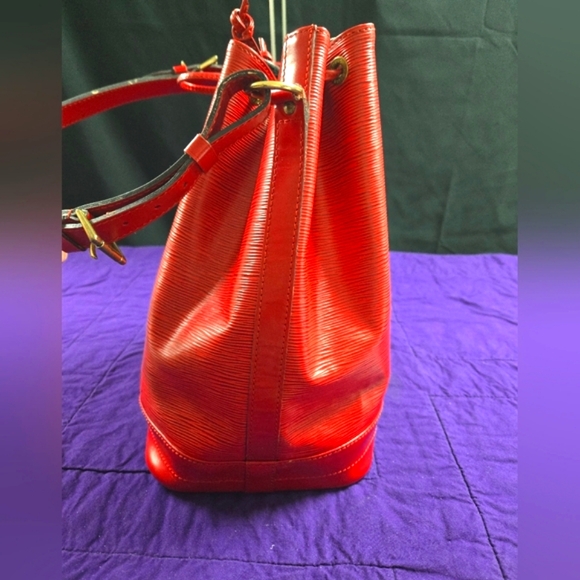 EUC LOUIS VUITTON NOE RED EPI SHOULDER BAG Date code AR0944 - Picture 4 of 12
